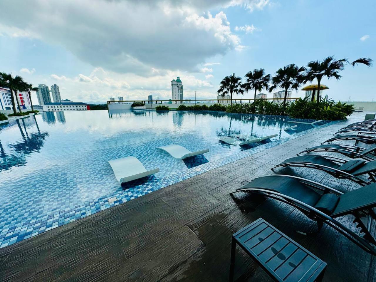 Luxury Family Fun - Infinity Pool, Ps5, Private-cinema With Balcony M1