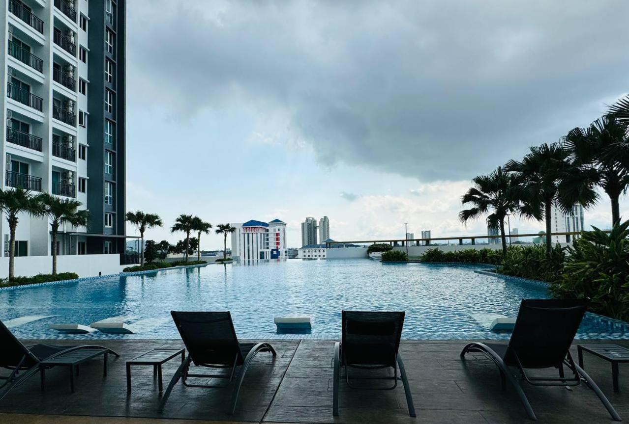 Luxury Family Fun - Infinity Pool, Ps5, Private-cinema With Balcony M1 * Bukit Mertajam